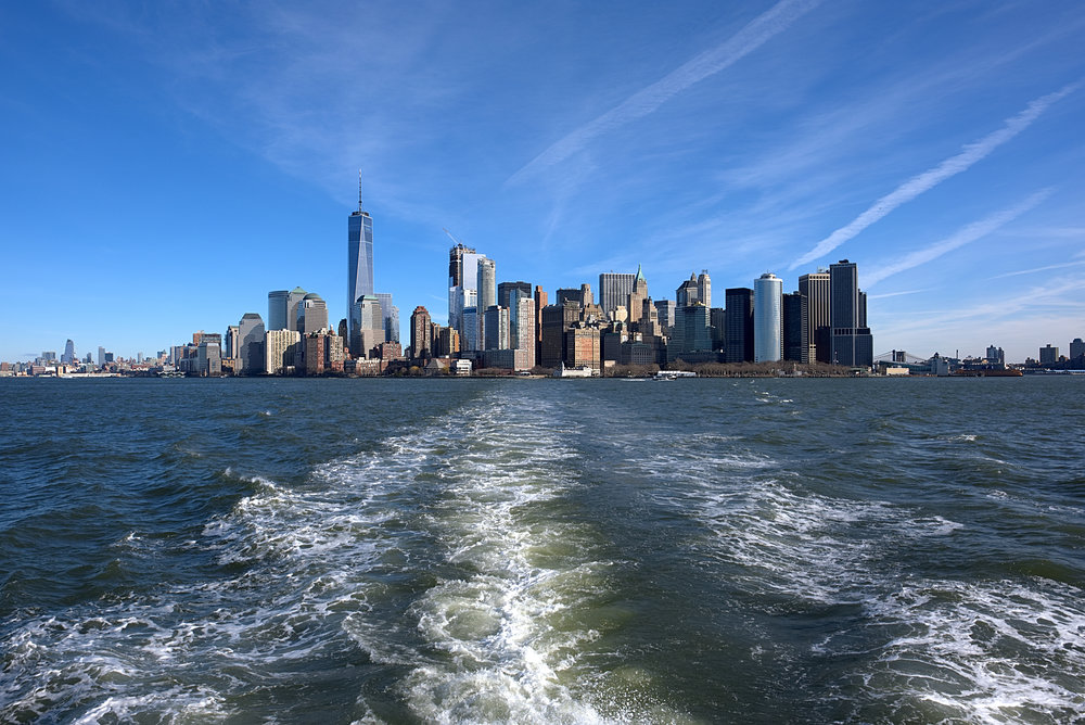 Manhattan seaview — Wake and contrails act as leading lines (X-T2 and 16mm)